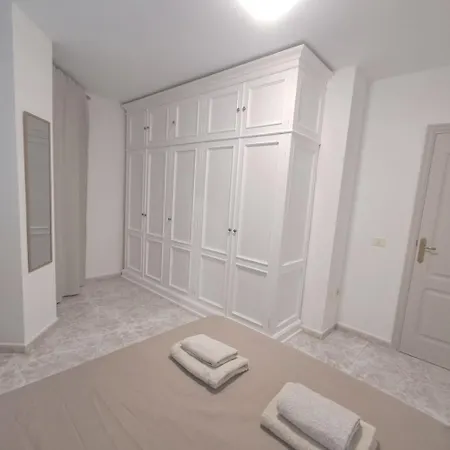 Centric 2 Bedrooms Apartment Near To The Beach - Newly Renovated Bathroom And Bedrooms - By Tenerifehints アパート