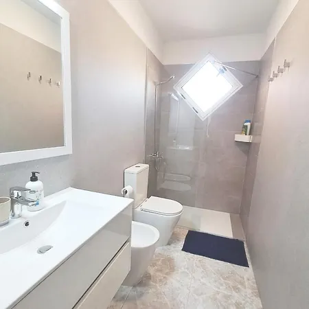 Newly Renovated, Centric 2 Bedrooms Apartment Near To The Beach - By Tenerifehints * El Médano