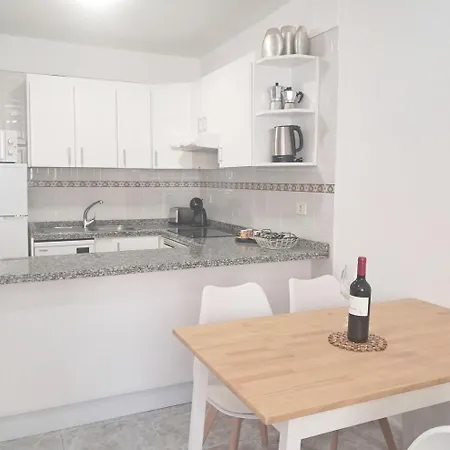 Newly Renovated, Centric 2 Bedrooms Apartment Near To The Beach - By Tenerifehints アパート