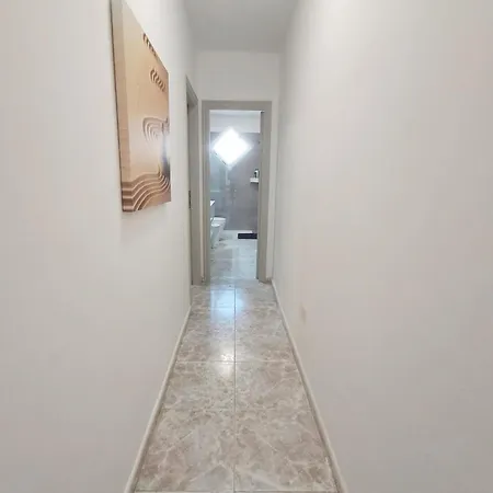 Newly Renovated, Centric 2 Bedrooms Apartment Near To The Beach - By Tenerifehints アパート